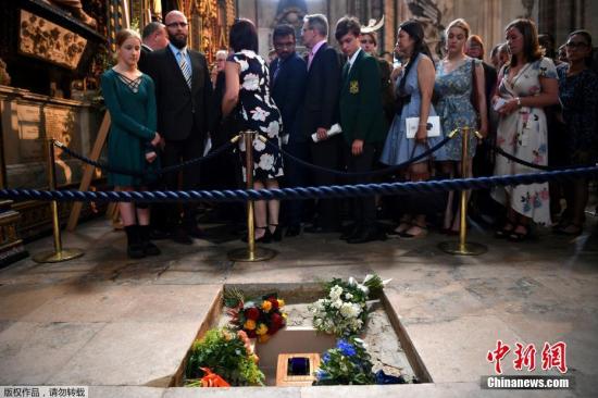 霍金骨灰下葬在英国历史名人墓旁