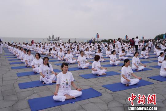 两千余名瑜伽爱好者相聚太湖之畔“秀”柔性之美