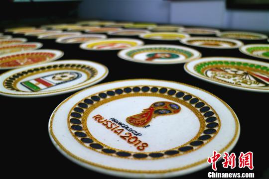 宁夏工匠手中世界杯：32支球队队徽做成金丝彩沙画