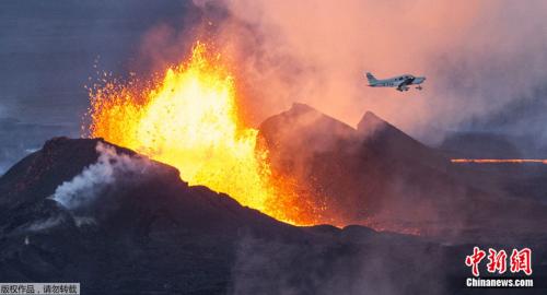 “爆炸性”喷发：日火山喷出4.7公里高火山灰柱