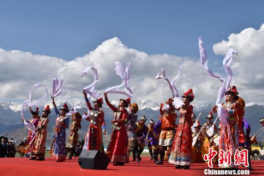 甘肃肃南端午节刮起“最炫民族风”
