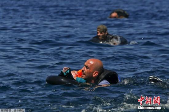 意大利再拒两艘难民船靠港 多国动议修改移民法案
