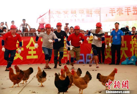 广西平果县举办特色端午朋友节 趣味竞技“乐翻天”