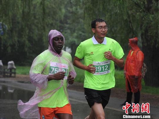 中外7000名越野跑者长春挑战森林马拉松