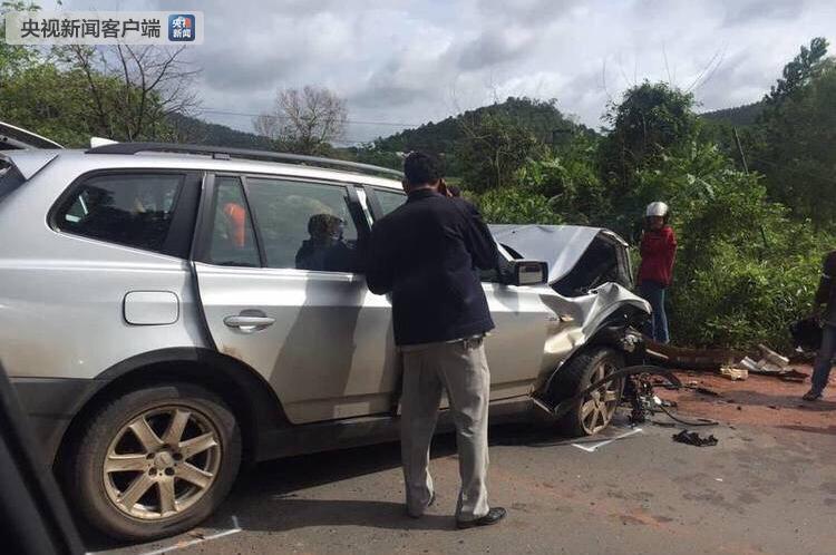 柬埔寨亲王车队遭对向行驶车辆碰撞 亲王王妃受重伤