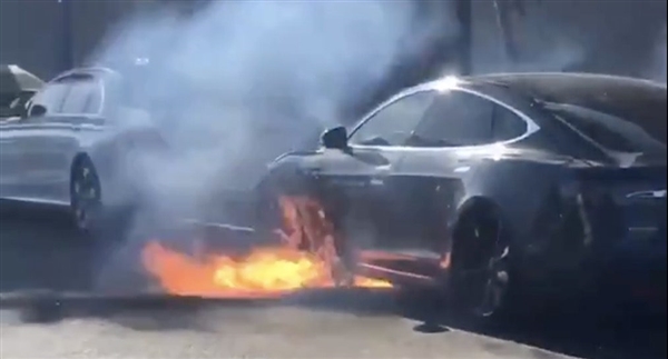 洛杉矶一辆特斯拉Model S起火自燃：幸未伤人