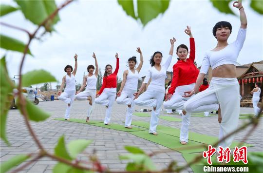 甘肃张掖上演“瑜伽秀” 传递健康生活理念