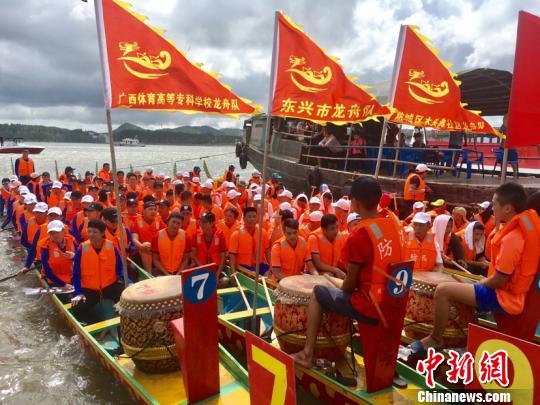 广西防城港市2018年海上国际龙舟赛激情上演 泰国队再度夺冠