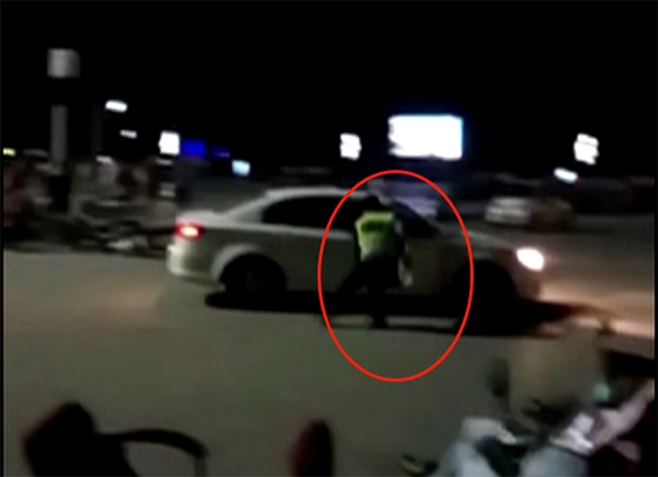 视频丨山东酒驾司机疯狂倒车逃窜，交警果断跳入车内制服