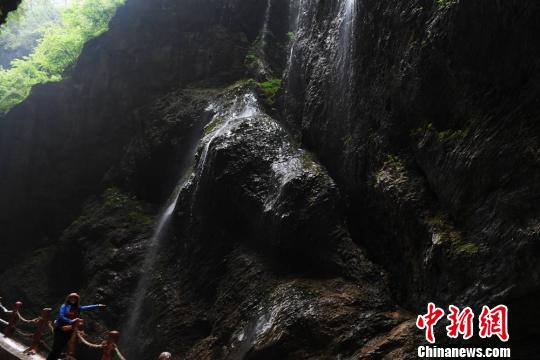 官鹅沟峡谷内河水震耳欲聋,凉风扑面而来,高处悬崖古松掩目,瀑布飞泻直下,溅落在石崖上,随风而起的水雾如梦如幻,显得异常别致和秀美。 杨艳敏 摄 官鹅沟峡谷内河水震耳欲聋,凉风扑面而来,高处悬崖古松掩目,瀑布飞泻直下,溅落在石崖上,随风而起的水雾如梦如幻,显得异常别致和秀美。 杨艳敏 摄