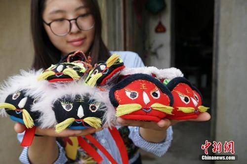 资料图:江南农村有端午节让孩童穿“虎头鞋”的习俗。常州金坛7旬老人缝制的“虎头鞋”栩栩如生。孙权 摄 资料图:江南农村有端午节让孩童穿“虎头鞋”的习俗。常州金坛7旬老人缝制的“虎头鞋”栩栩如生。孙权 摄