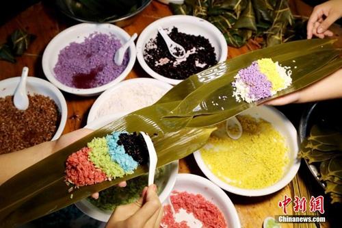 资料图:广西山区壮族同胞赶制五彩粽子迎端午。谭凯兴 摄 资料图:广西山区壮族同胞赶制五彩粽子迎端午。谭凯兴 摄