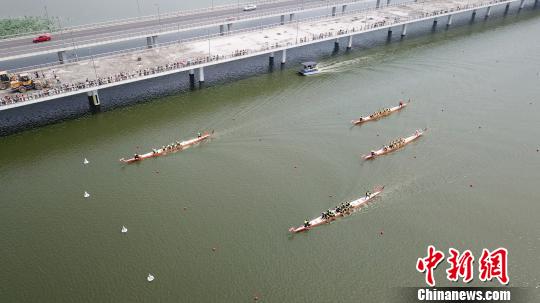 江苏扬州首届龙舟赛开赛 再现百年前龙舟竞渡景象