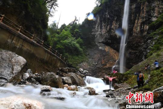 洁白的瀑流击在棱角突兀的岩石上,溅起串串晶莹的珍珠,向四面八方飞散而去。 杨艳敏 摄 洁白的瀑流击在棱角突兀的岩石上,溅起串串晶莹的珍珠,向四面八方飞散而去。 杨艳敏 摄