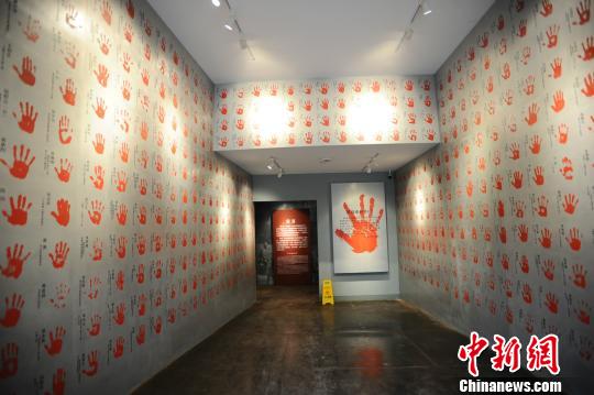 图为重庆建川博物馆内的抗战老兵手印墙。 韩璐 摄 图为重庆建川博物馆内的抗战老兵手印墙。 韩璐 摄