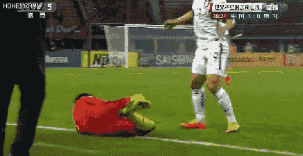 太脏了! 韩国恶汉世界杯两次下黑脚, 他曾对国足泄愤踢人惹怒里皮