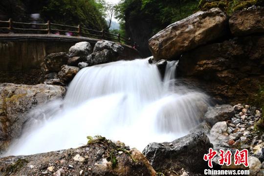 图为慢门镜头下拍摄的瀑布景观。 杨艳敏 摄 图为慢门镜头下拍摄的瀑布景观。 杨艳敏 摄
