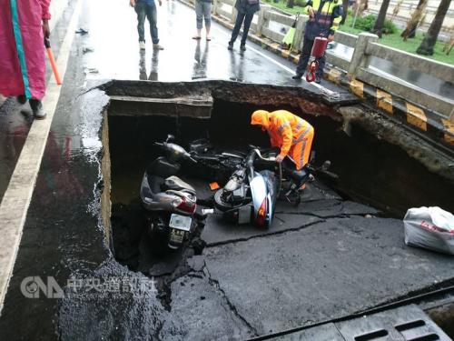 台湾台南一地下道发生坍方 3名摩托车驾驶员受伤