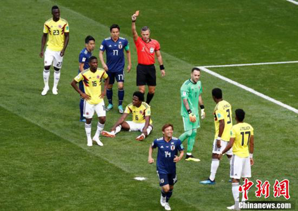 本届世界杯首张红牌!哥伦比亚后卫开场3分钟手