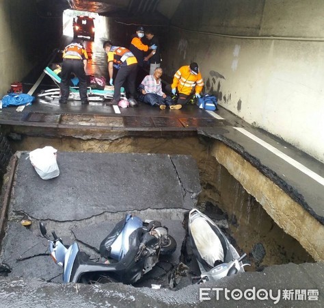 台南连日大雨地下机车道塌陷　3骑士惨摔