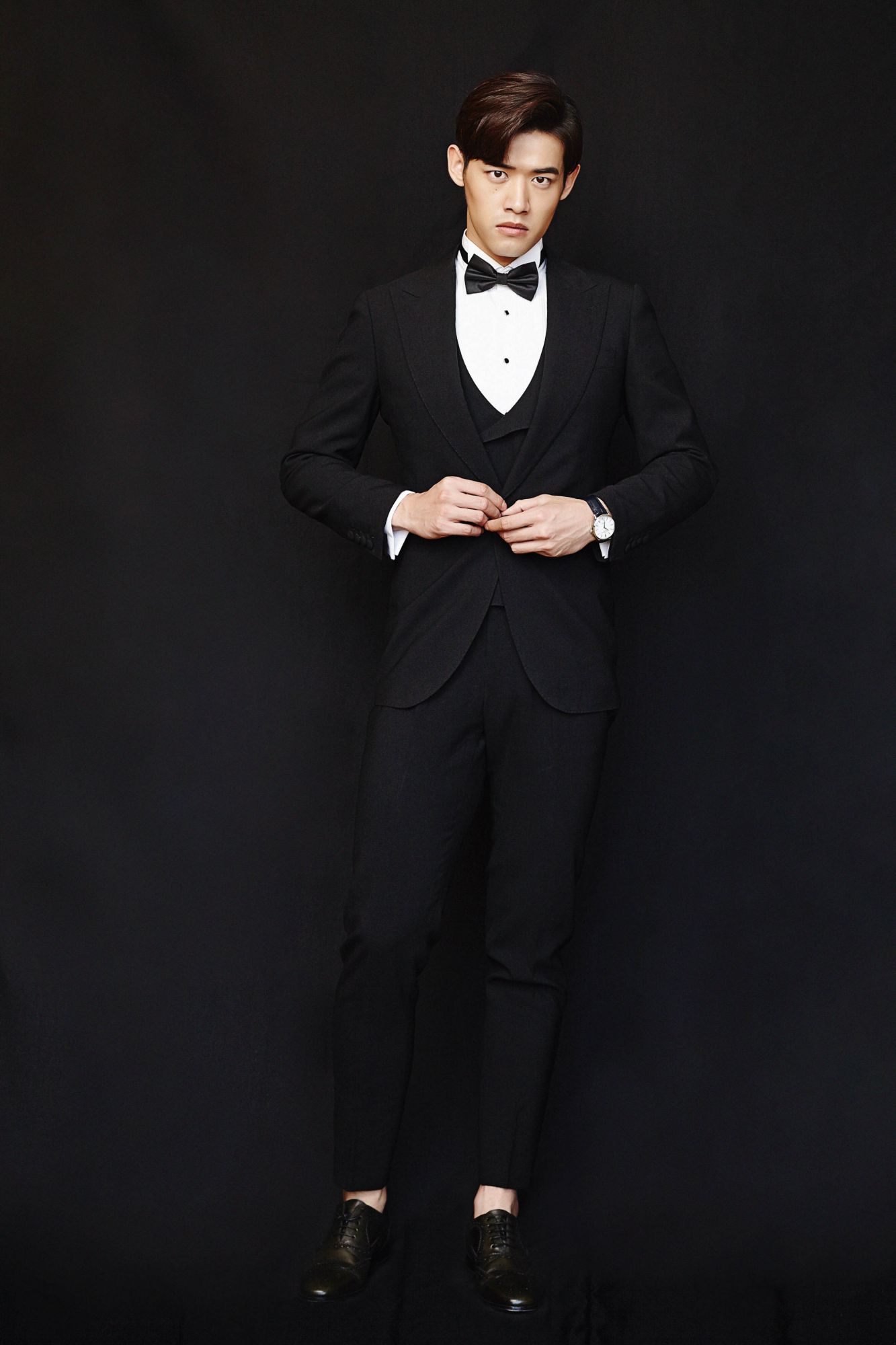 刘冬沁黑色西装优雅亮相活动 尽显绅士魅力