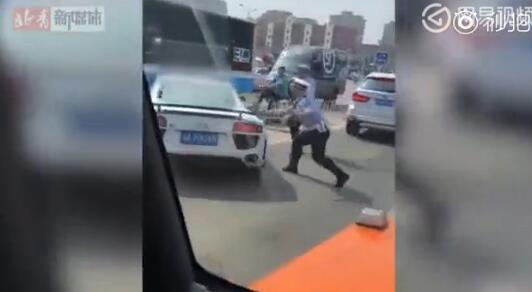 粤A奥迪跑车北京街头冲卡疑撞倒交警 交管部门
