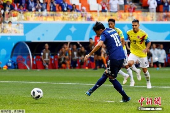 比赛第3分钟，日本队反击中获得攻门机会，香川真司的插上补射被哥伦比亚队6号卡洛斯・桑切斯在禁区内用手阻挡，当值主裁直接出示红牌并判罚点球。香川真司随后主罚点球命中，日本队在场上多一人的情况下1-0领先。图为香川真司点球一蹴而就。