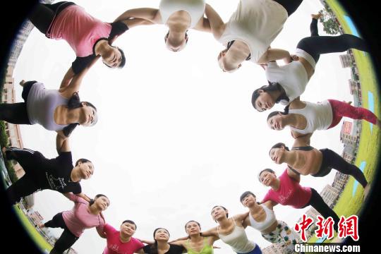 桂北山区民众晨练瑜伽迎接世界瑜伽日