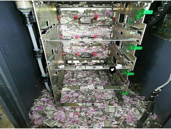 肉体碎钞 印度一ATM机内大量钞票被老鼠撕成碎片