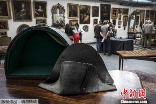 拿破仑双角帽在法国拍卖 35万欧元落槌(图)