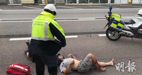 香港一辆电单车与轻型货车碰撞 两人受伤(图)