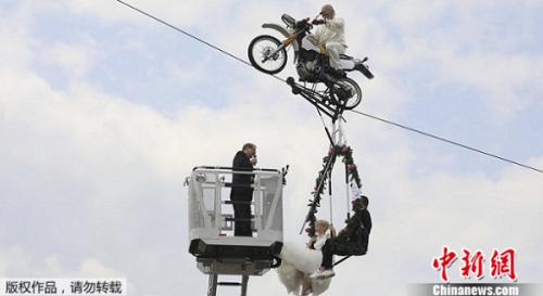 钢索上的浪漫 德国夫妇乘摩托举办“空中婚礼”(图)