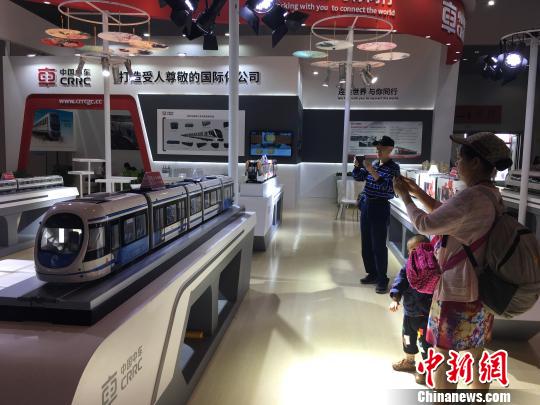图为市民在中国中车展位前拍照留念 陈静 摄 图为市民在中国中车展位前拍照留念 陈静 摄