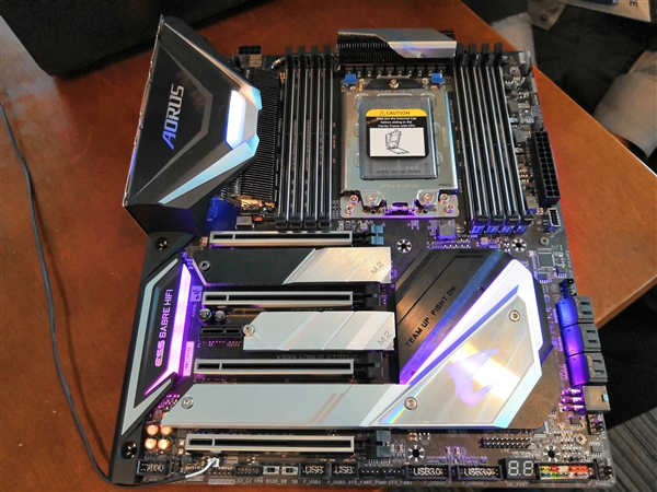 技嘉秀新款X399顶级主板：AMD 32核心线程撕裂者将至