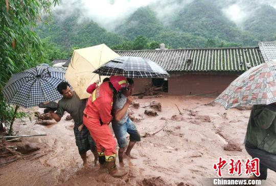 云南景谷县突发泥石流 消防救援被困民众15人