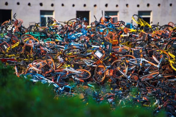 日媒看中国“共享单车坟场”：激烈竞争致单车过剩