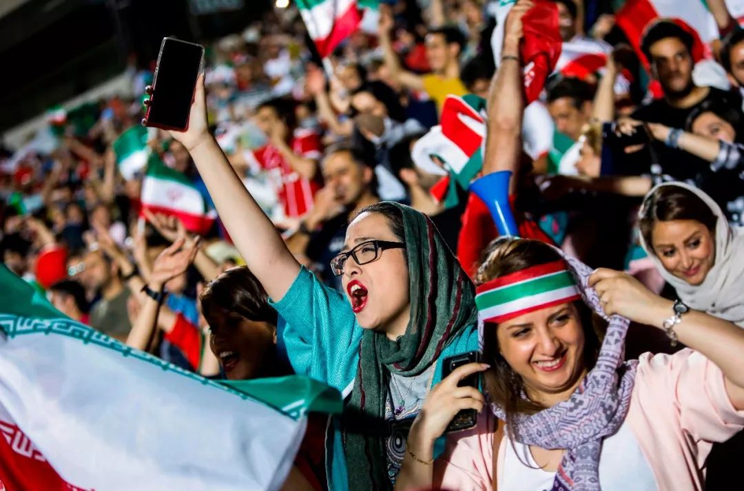 39年，伊朗女人终于走进足球场为她们的男人欢呼