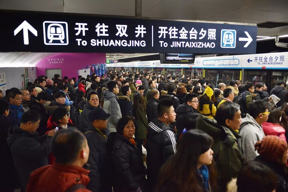 抓取 时政国际 正文  拥挤的北京地铁,对胖子十分不友好.