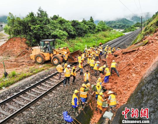 强降雨致江西10县市5.21万人受灾 皖赣铁路景德镇段一处溜坍