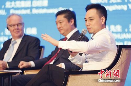 汉能首席内容官庄稀海(右一)在圆桌对话中发言,介绍移动能源的品牌战略 汉能首席内容官庄稀海(右一)在圆桌对话中发言,介绍移动能源的品牌战略