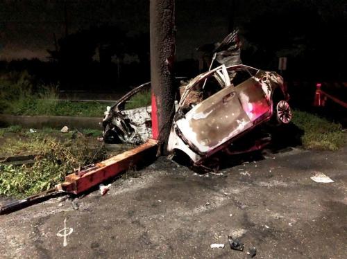 台湾彰化小客车撞牌楼起火燃烧 车内4人当场死亡