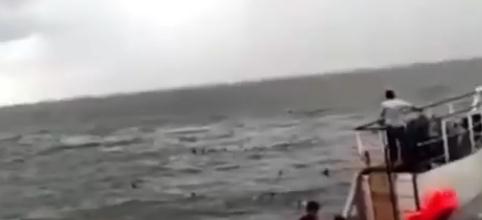 印尼一超载渡轮沉没至少180人失踪 数十人湖里挣扎