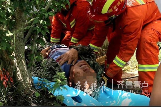 海阳一面包车为躲人侧翻,消防成功救出两人