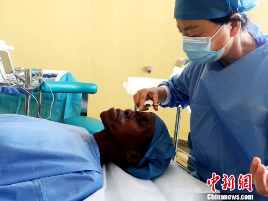中国援助布隆迪“光明行”二期收官 220名白内障患者受益