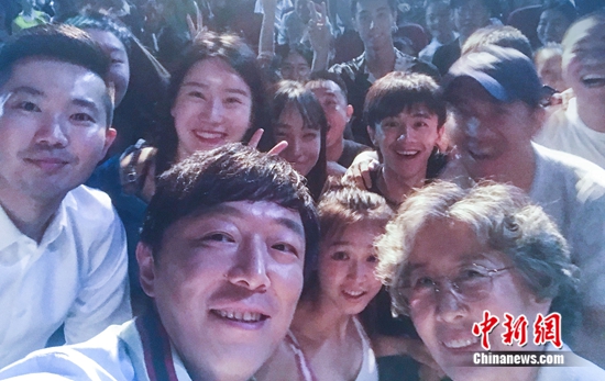 黄渤与现场师生合影 图片来源:受访者供图 黄渤与现场师生合影 图片来源:受访者供图