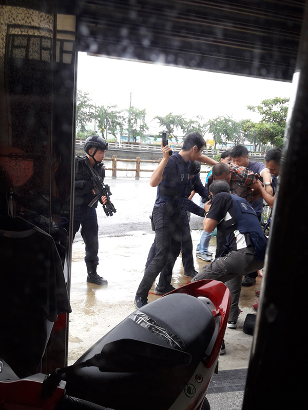 台湾高雄警方追缉要犯时连开16枪，一名过路女子被波及受伤