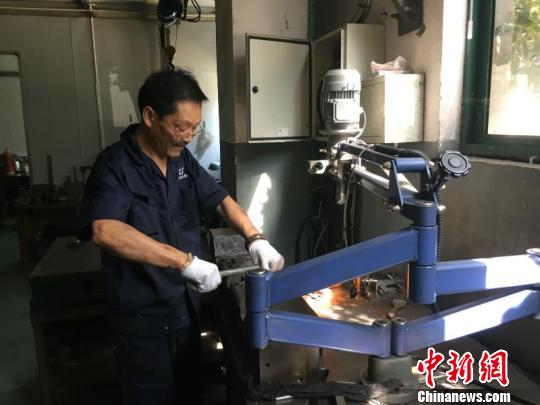 浙江70岁老技师的坚守：活跃在车间 升级设备上百台