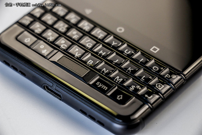 经典全键盘再添新功能 黑莓KEY2使用体验