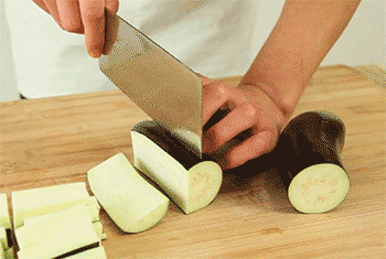 将油倒入锅中烧热,放入肉末煸炒,然后在炒好的肉末中拌入黄豆酱和胡椒