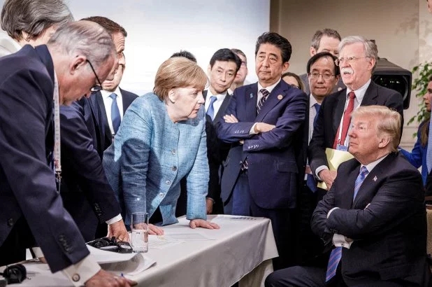 被“围攻”后的小情绪？特朗普G7峰会向默克尔扔糖果
